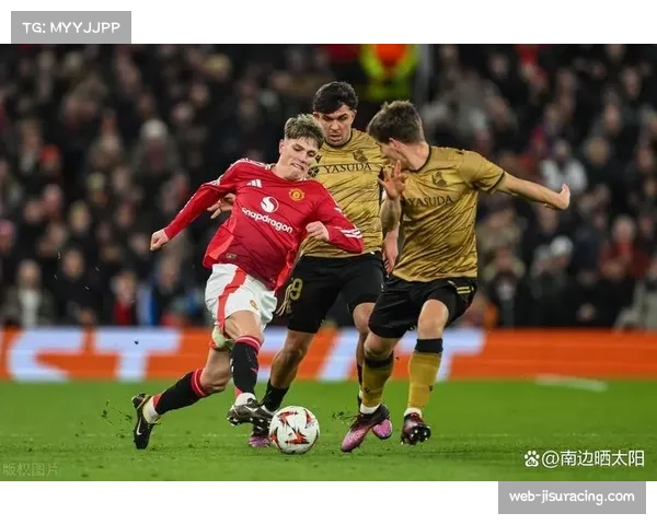 B费滑倒后迅速起身破门，展现红魔队长坚韧本色