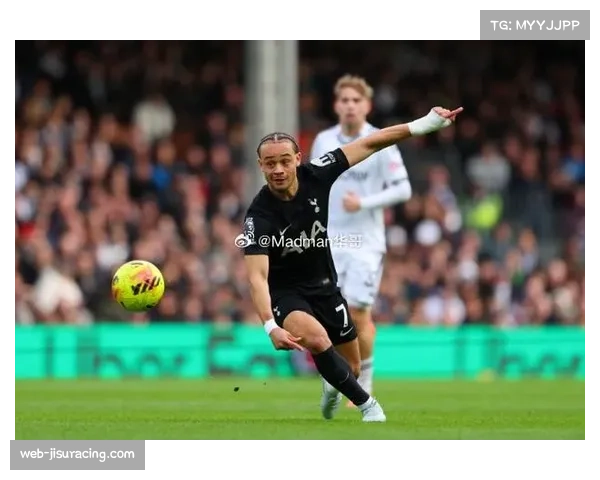 巴黎圣日耳曼将哈维-西蒙斯视为非卖品，无意今夏将其出售